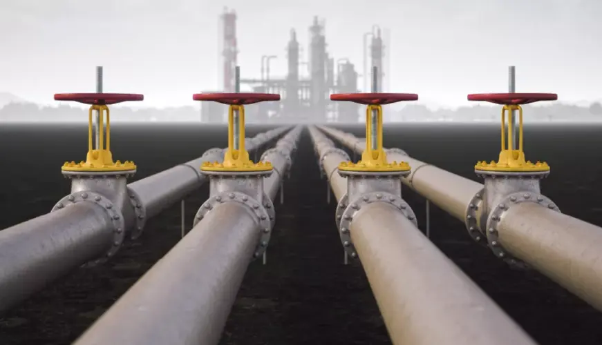 Rafinerilerde kullanılan endüstriyel boru hatları ve vana kontrol sistemleri