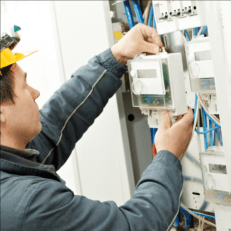 AG dağıtım panosunda elektrik sayacı sökme takma ve bağlantı kontrolü yapan uzman