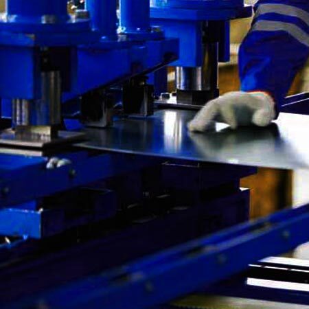 Hidrolik giyotin makas tezgahında metal sac plaka kesim ve ebatlama operasyonu