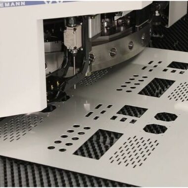 CNC punch pres tezgahında teknik resme uygun metal levha delme ve hassas geometrik kesim işlemi