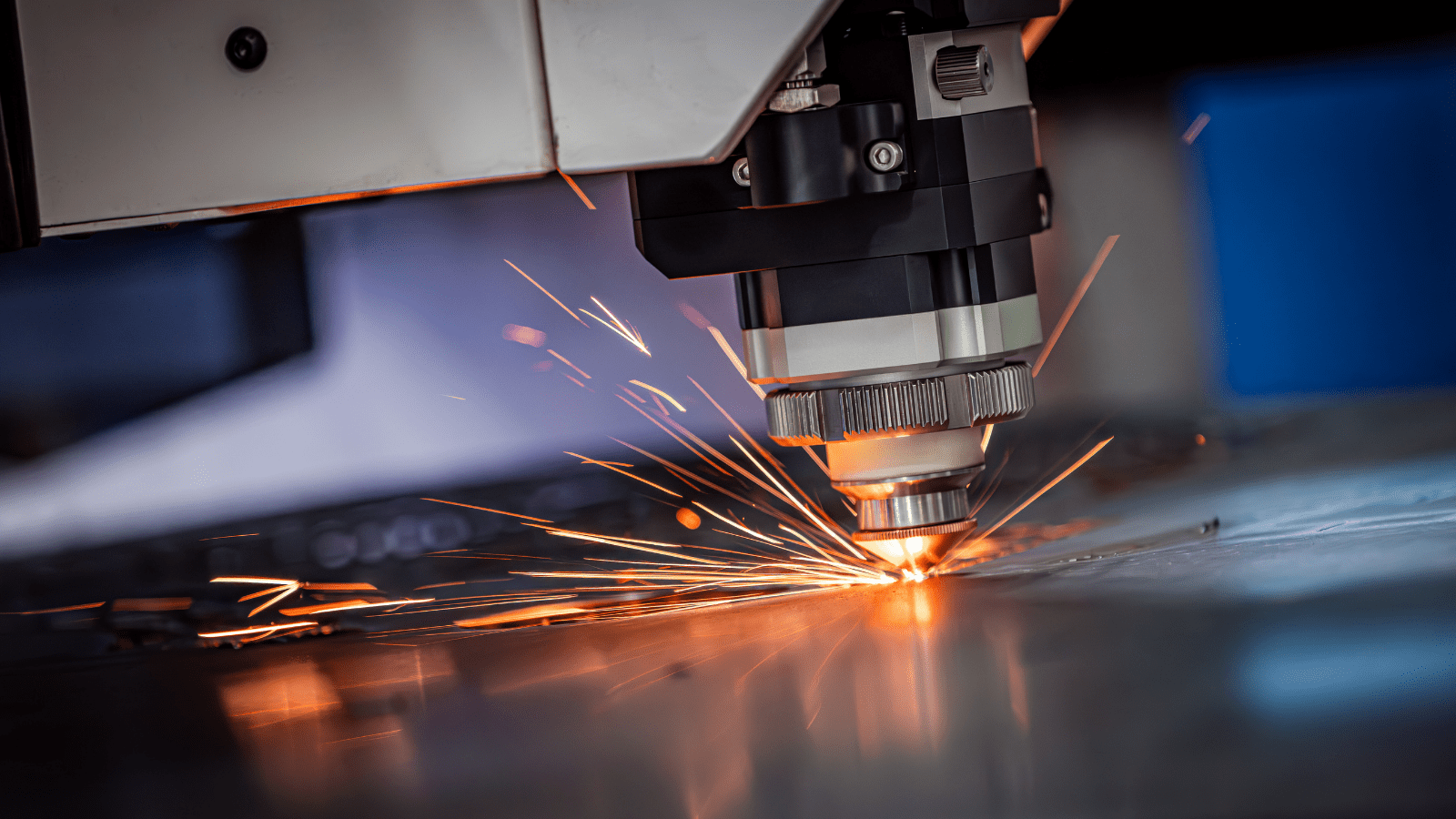 Endüstriyel metal levha üzerine lazer kesim makinesi ile hassas kesim işlemi uygulaması