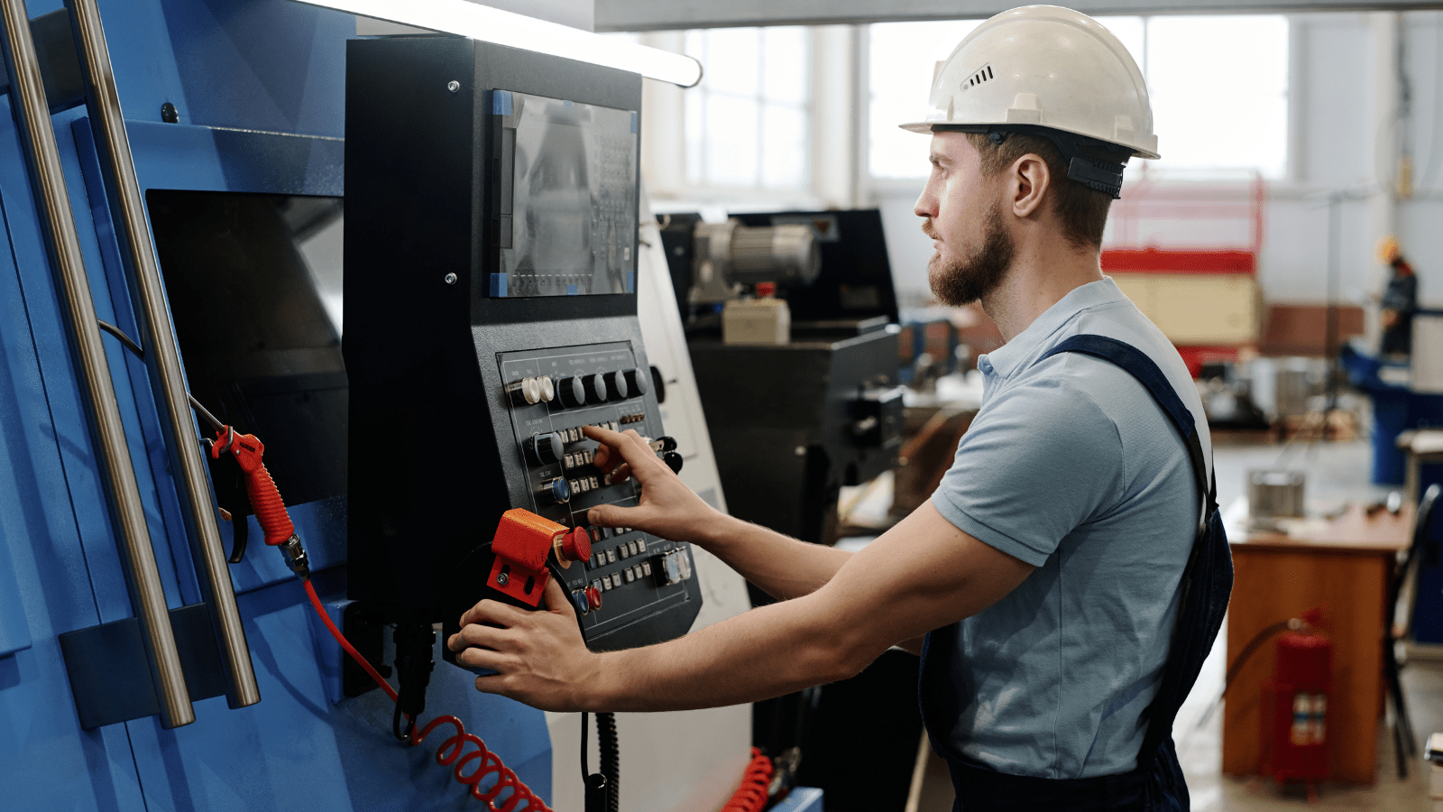 Plastik profil üretim operatörü tarafından CNC kontrollü ekstrüzyon hattının panel üzerinden kumanda edilmesi işlemi