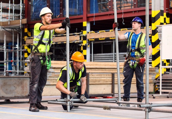 İSG kurallarına uygun emniyet donanımı ile modüler çelik iskele kurulum ve montaj süreci