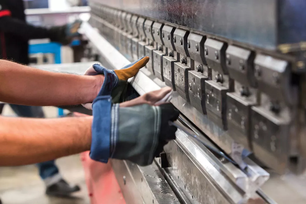 Abkant pres tezgahında metal levha bükme ve hassas form verme işlemi