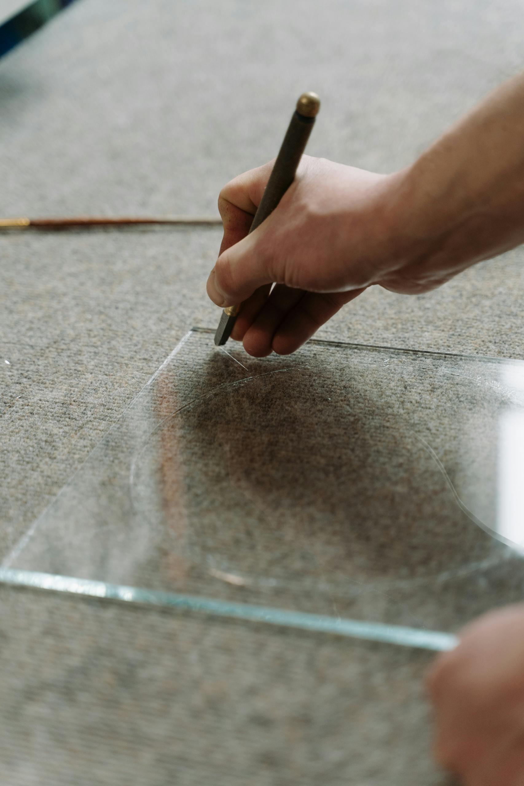 Elmas cam kesme aleti ile cam plaka üzerinde hassas kesim ve şekillendirme işlemi