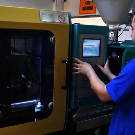 Plastik enjeksiyon makinesi kontrol ünitesinde proses ayarları ve kalıp devreye alma işlemi