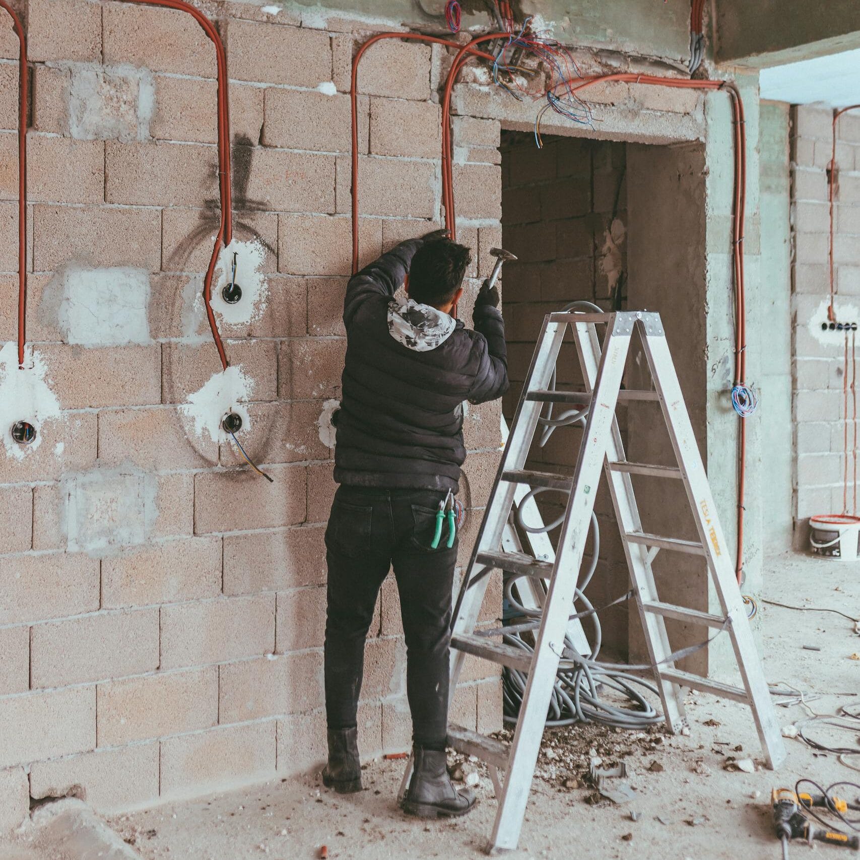 Bina tadilat projesinde sıva altı elektrik borulama ve kablo çekimi işlemi