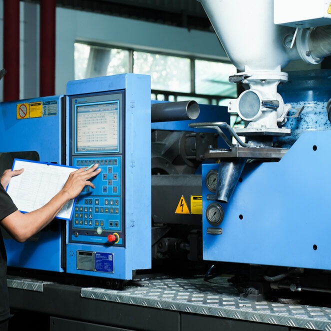 Plastik enjeksiyon makinesi kontrol panelinde üretim parametreleri takibi ve kalite kontrol işlemi