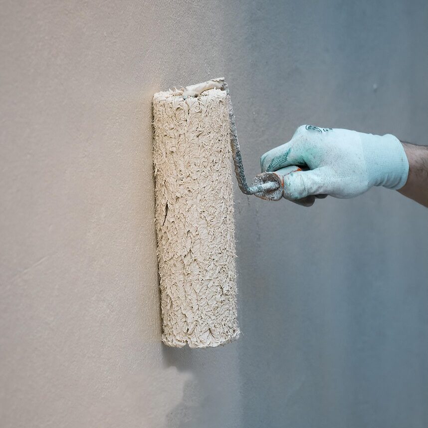 İç mekan yenileme projesinde rulo fırça ile duvar yüzeyine son kat boya uygulama işlemi