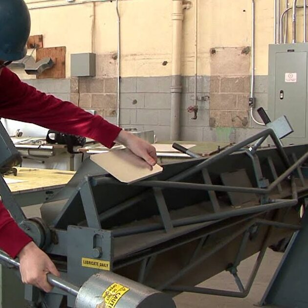 Atölyede metal levha bükme tezgahında hassas form verme ve parça imalat süreci