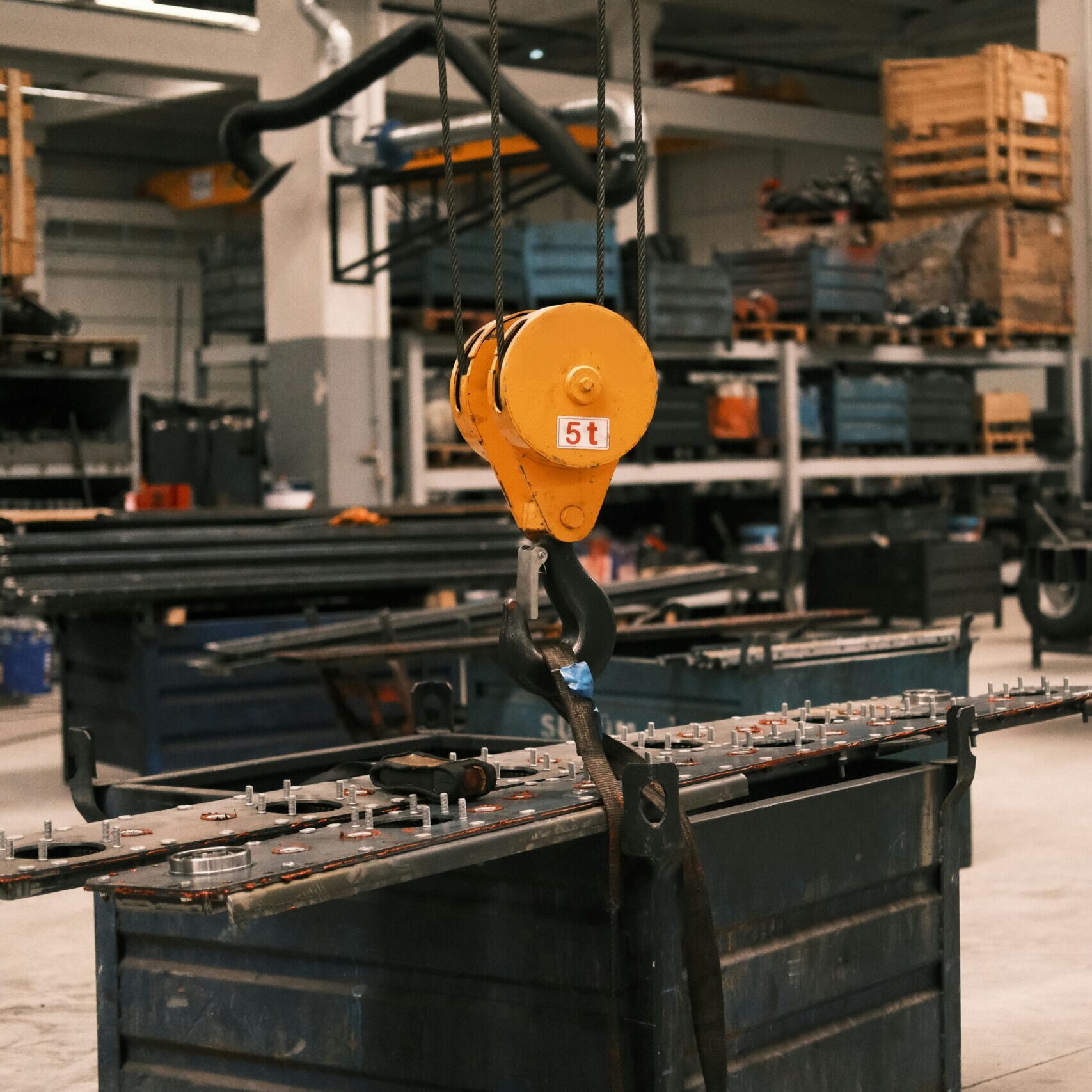 Bir depo içindeki vinç ve malzeme.