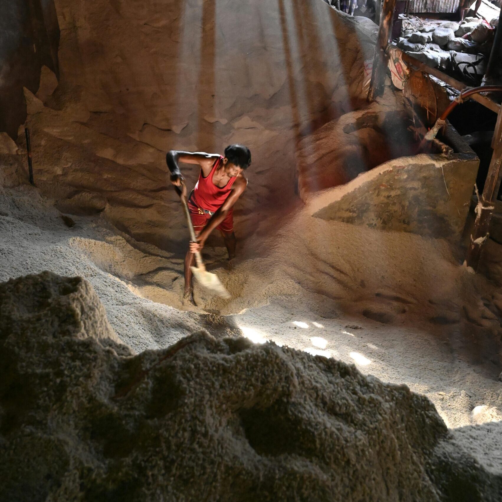 Şantiye sahasında agrega ve yapı malzemesi hazırlığı yapan inşaat işçisi