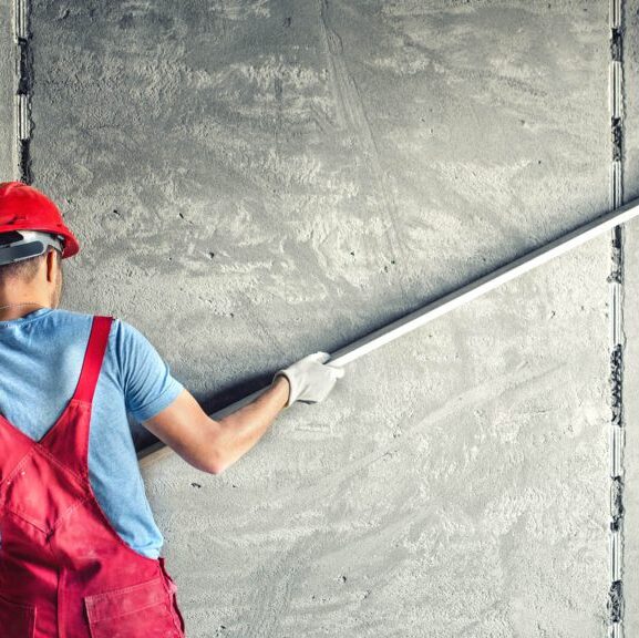 Şantiye sahasında duvar yüzey düzeltme, mastar çekme ve profesyonel sıva uygulama işlemi