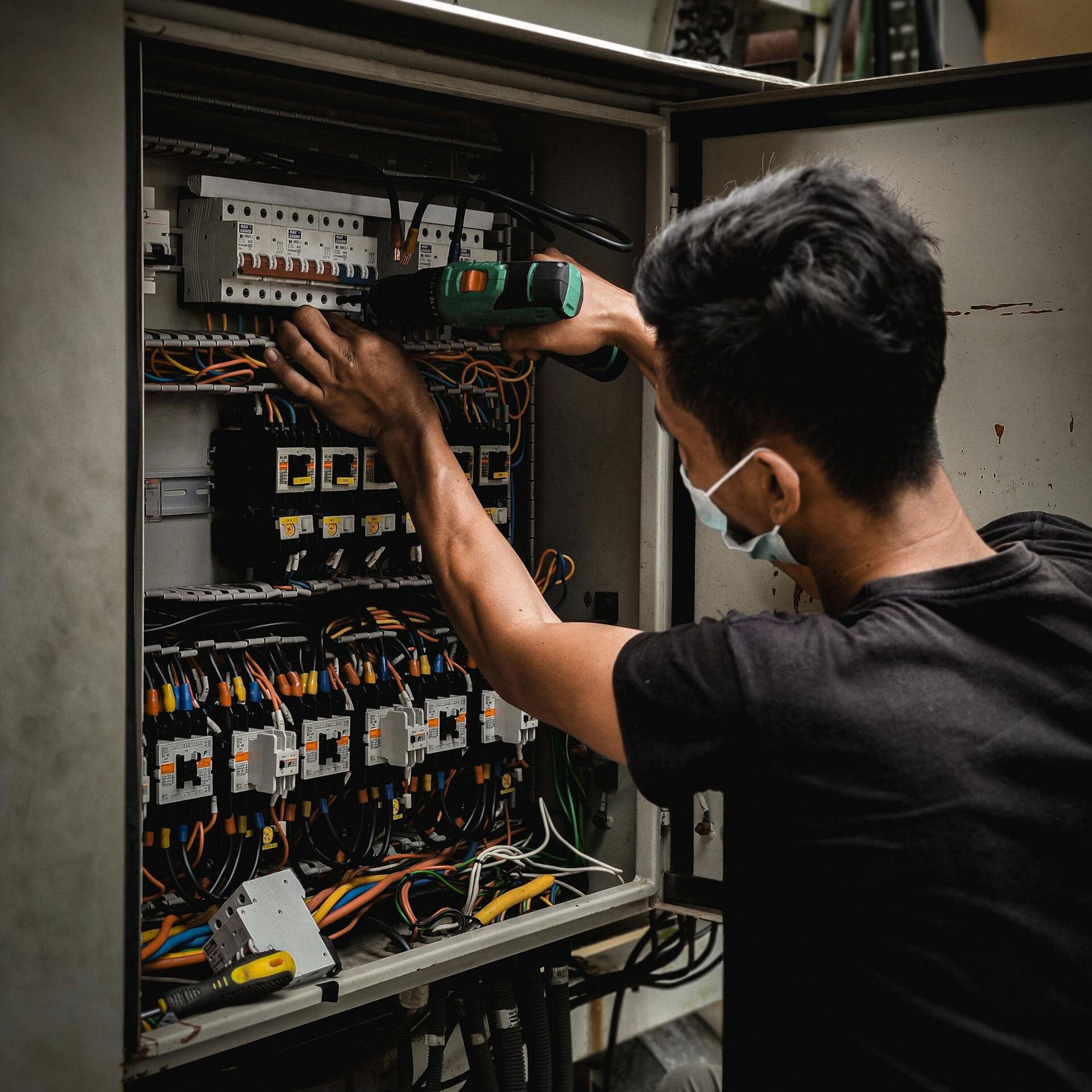 Enerji dağıtım panosunda otomatik sigorta değişimi ve dahili tesisat bakım onarım işlemi